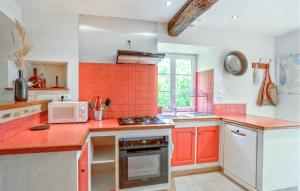 4 Bedroom Cozy Home In Monthuchon