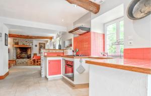 4 Bedroom Cozy Home In Monthuchon