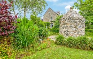 4 Bedroom Cozy Home In Monthuchon