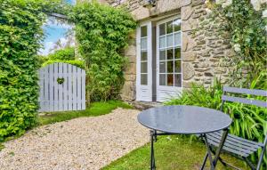 Maisons de vacances 4 Bedroom Cozy Home In Monthuchon : photos des chambres