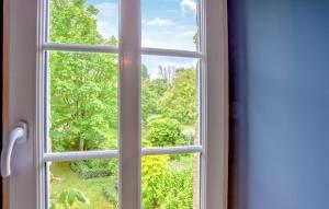 Maisons de vacances 4 Bedroom Cozy Home In Monthuchon : photos des chambres