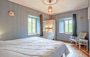 Maisons de vacances 4 Bedroom Cozy Home In Monthuchon : photos des chambres