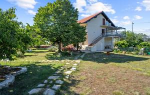 Amazing Apartment In Lozovac With Wifi 