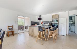 Maisons de vacances 4 Bedroom Gorgeous Home In Bezinghem : photos des chambres