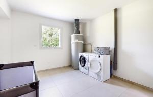 Maisons de vacances 4 Bedroom Gorgeous Home In Bezinghem : photos des chambres