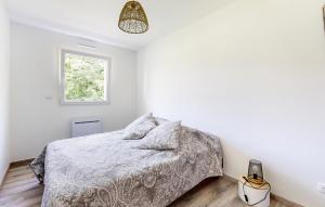 Maisons de vacances 4 Bedroom Gorgeous Home In Bezinghem : photos des chambres
