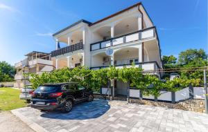 Nice Apartment In Rtina With Wifi