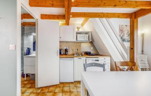 Maisons de vacances Stunning Home In Saint-Georges-De-Didon : photos des chambres