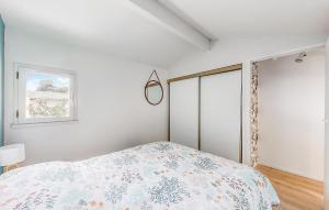 Maisons de vacances Stunning Home In Saint-Georges-De-Didon : photos des chambres