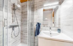 Maisons de vacances Stunning Home In Saint-Georges-De-Didon : photos des chambres