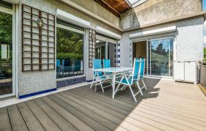 4 Bedroom Cozy Apartment In Montreuil