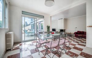 4 Bedroom Cozy Apartment In Montreuil