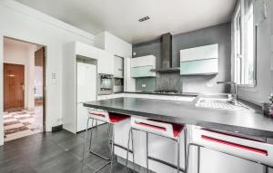 4 Bedroom Cozy Apartment In Montreuil