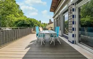 4 Bedroom Cozy Apartment In Montreuil - Неї-Плезанс