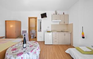 Cozy Apartment In Lozovac With Wifi