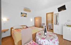 Cozy Apartment In Lozovac With Wifi