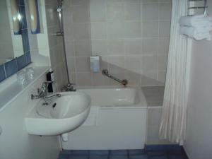 Twin Room with 2 Single Beds and 1 Junior Bed room in Kyriad Direct Epinal