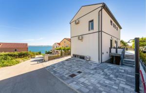 Beautiful Apartment In Rtina With Wifi