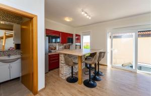 Beautiful Apartment In Rtina With Wifi 