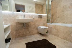 Lagoon Park Apartments with Beach View