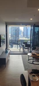 Spectacular views, king bd plus single bed & parking