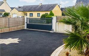 Maisons de vacances 3 Bedroom Gorgeous Home In Milizac : photos des chambres