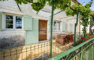 Maisons de vacances 3 Bedroom Gorgeous Home In Mouries : photos des chambres