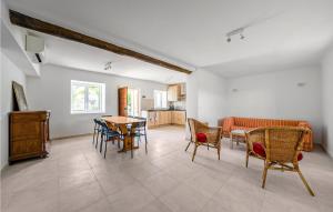 Maisons de vacances 3 Bedroom Gorgeous Home In Mouries : photos des chambres