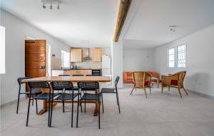 Maisons de vacances 3 Bedroom Gorgeous Home In Mouries : photos des chambres