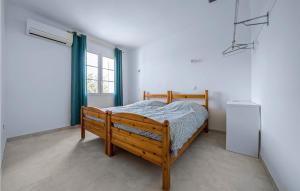 Maisons de vacances 3 Bedroom Gorgeous Home In Mouries : photos des chambres