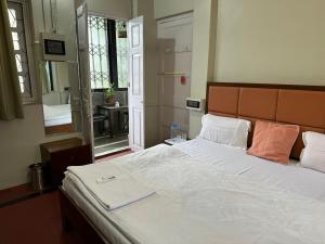 Spacious 2 BHK apartment with Balcony In Bandra