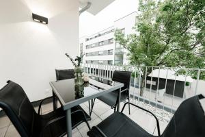 koCASA-Apartments 01, City-Center Böblingen, Stellplatz, Balkon, Waipu-Tv