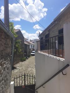 Casa rústica com terraço e jardim