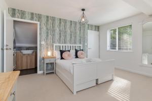 Glynmar - Sea Glimpses Hot Tub Pool Table