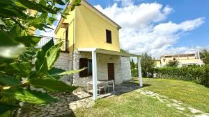 M375 - Marcelli, bilocale con giardino in residence con piscina - نومانا