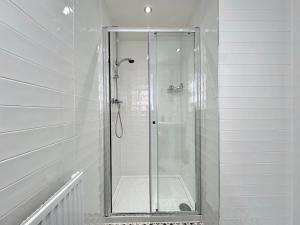 Modern Lake Front Home - Free Parking - Sleeps 8