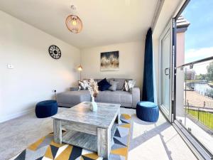 Modern Lake Front Home - Free Parking - Sleeps 8