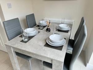 Modern Lake Front Home - Free Parking - Sleeps 8