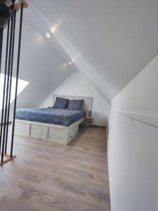 Studio neuf situé au cœur dun bourg paisible