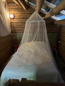 Elämyksellinen majoitus aitassa