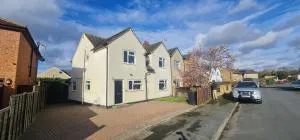 6 Bedroom Spacious villa, Free Parking - Addlestone