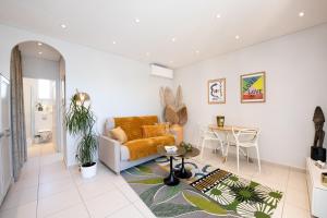 Confortable T2 vue mer avec terrasse aménagée et parking privé, plage et port à pied
