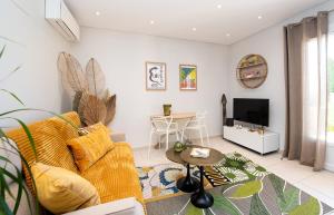Confortable T2 vue mer avec terrasse aménagée et parking privé, plage et port à pied