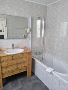 Hotels Hotel & Restaurant Le Patio VICHY : photos des chambres