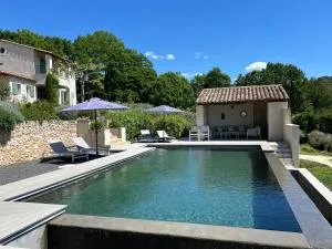 Gite with Pool, 900 metres walk to Saint Saturnin Les Apt - Рюстрель