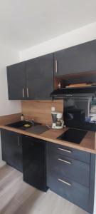 Appartement 2 pièces de plein pied au coeur du village a deux pas de la plage avec extérieur et parking prive