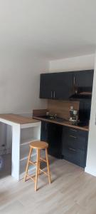 Appartement 2 pièces de plein pied au coeur du village a deux pas de la plage avec extérieur et parking prive