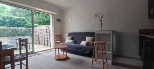 Appartement 2 pièces de plein pied au coeur du village a deux pas de la plage avec extérieur et parking prive