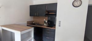 Appartement 2 pièces de plein pied au coeur du village a deux pas de la plage avec extérieur et parking prive