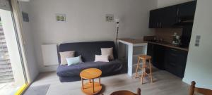 Appartement 2 pièces de plein pied au coeur du village a deux pas de la plage avec extérieur et parking prive